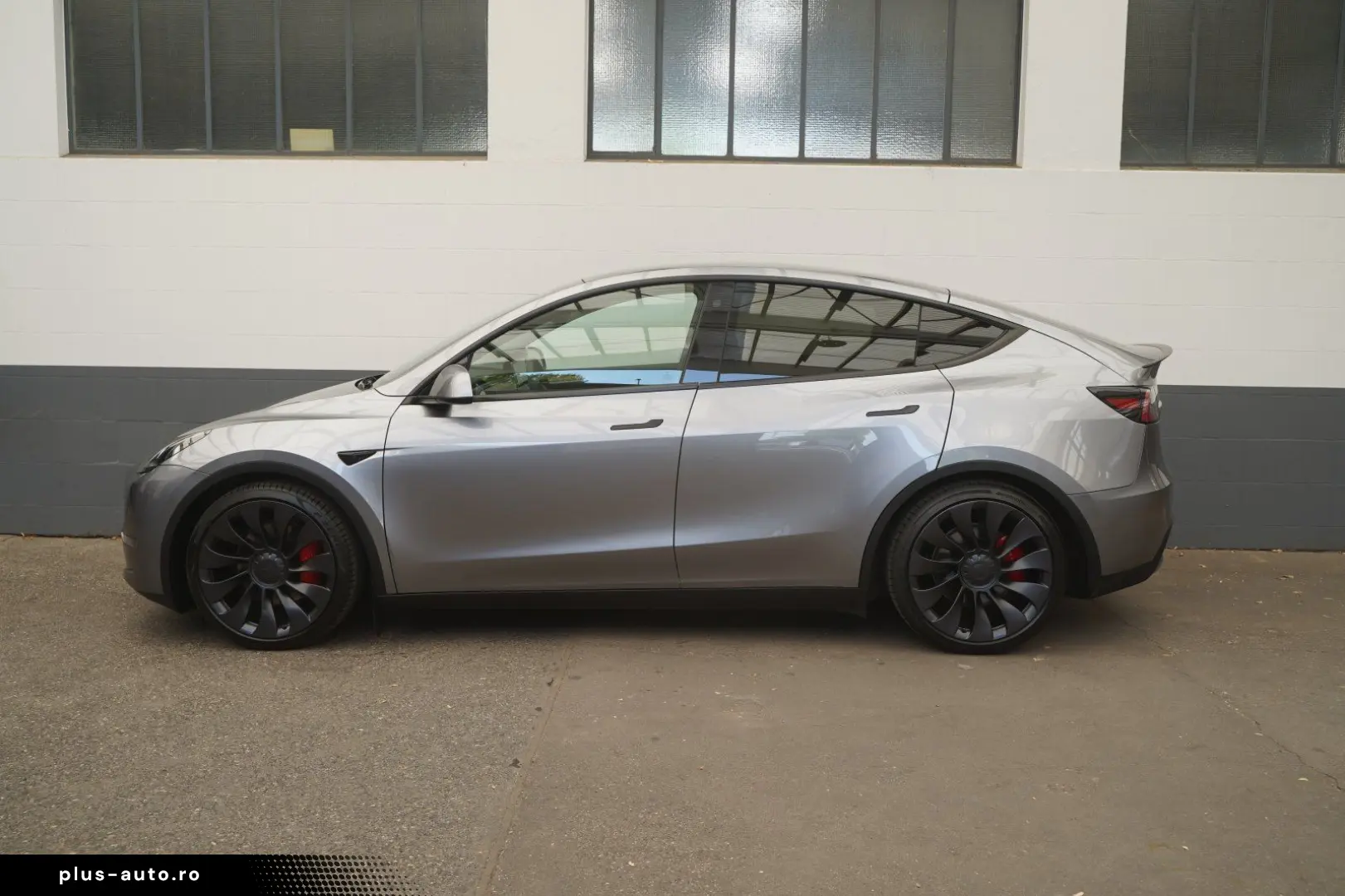 TESLA Model Y Performance  1. Hand