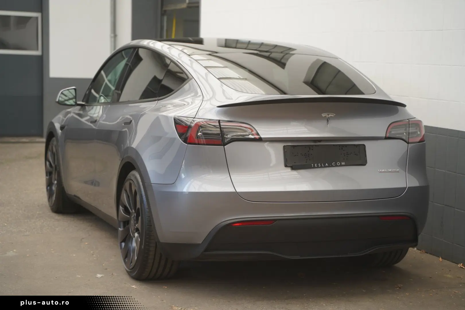 TESLA Model Y Performance  1. Hand