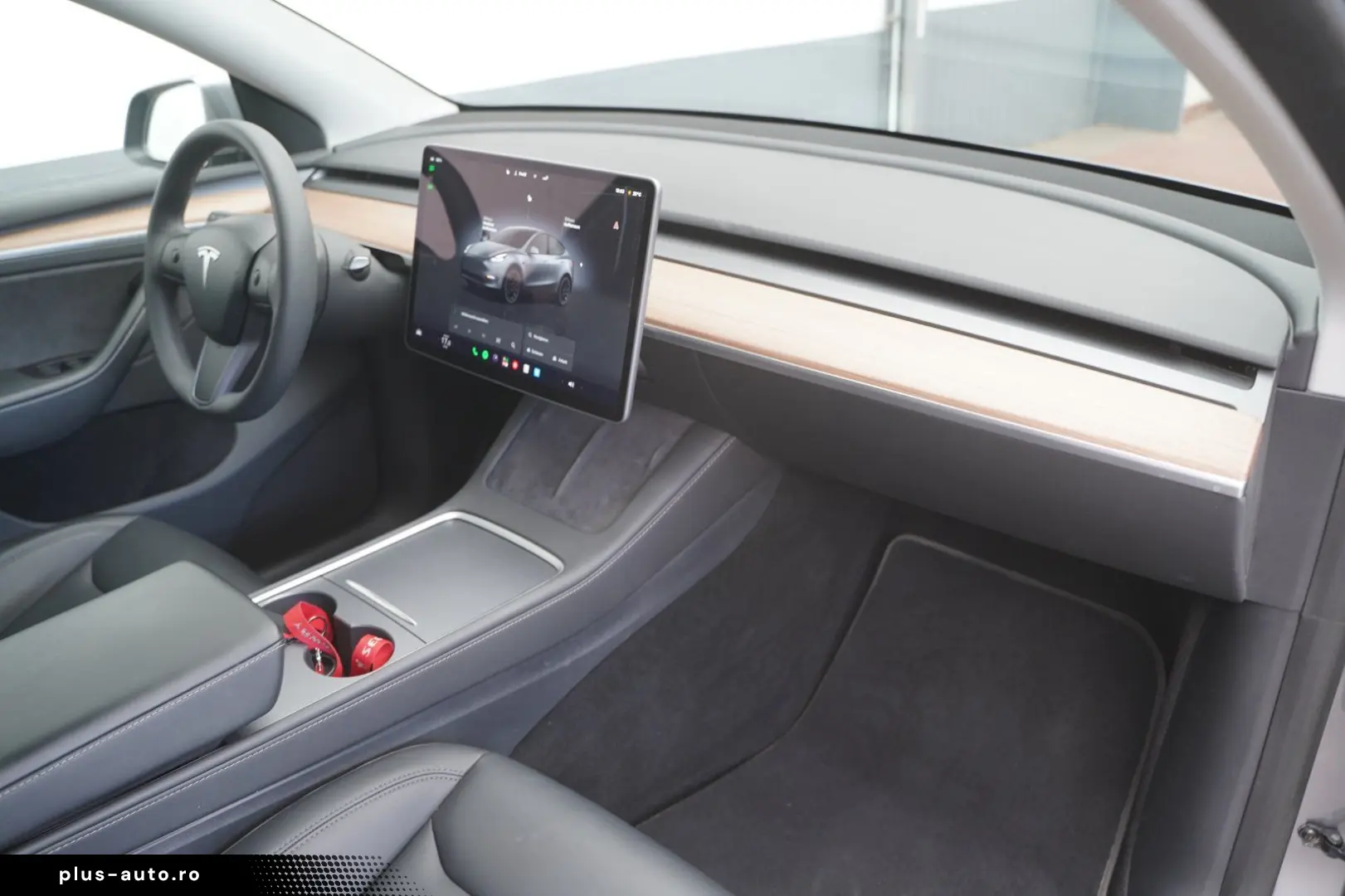TESLA Model Y Performance  1. Hand