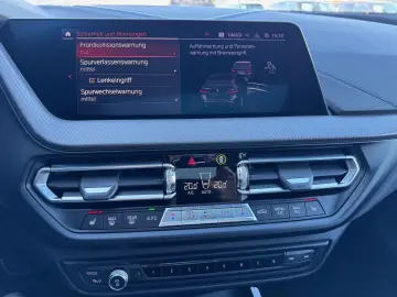 BMW M135i xDrive HeadUp Harman Lenkradheiz Pano KeyL