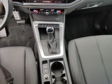 AUDI Q3 40 TFSI q. S-Tronic  ACC  CarPlay  Sitzh.  18