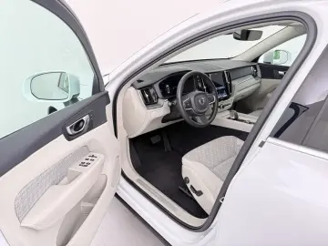 VOLVO XC60 T8 Core Recharge Plug-In Hybrid AWD PDC LED
