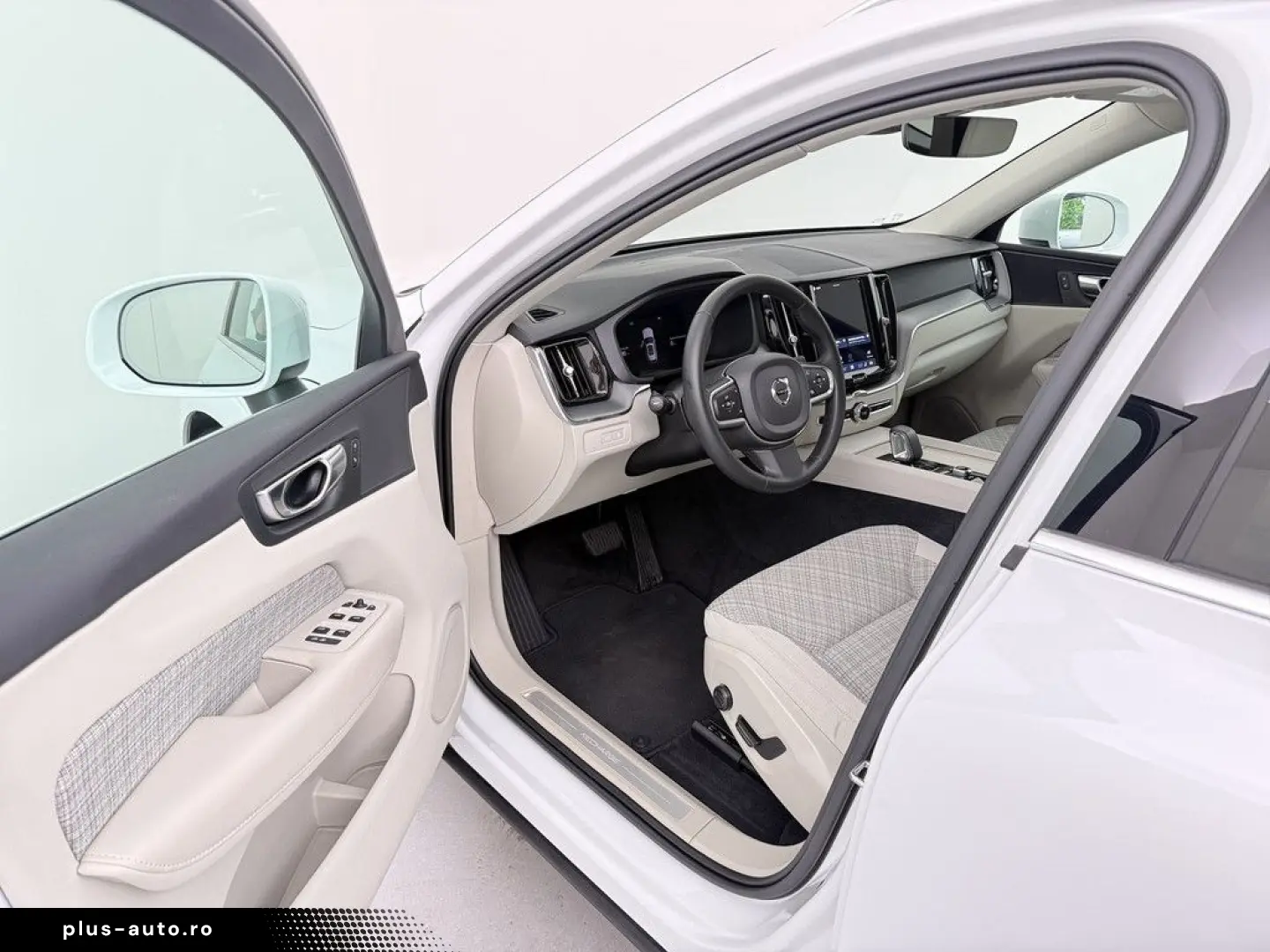 VOLVO XC60 T8 Core Recharge Plug-In Hybrid AWD PDC LED