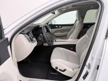 VOLVO XC60 T8 Core Recharge Plug-In Hybrid AWD PDC LED