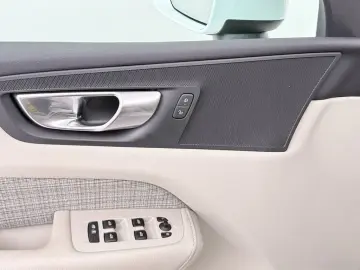 VOLVO XC60 T8 Core Recharge Plug-In Hybrid AWD PDC LED