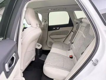 VOLVO XC60 T8 Core Recharge Plug-In Hybrid AWD PDC LED