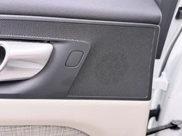 VOLVO XC60 T8 Core Recharge Plug-In Hybrid AWD PDC LED