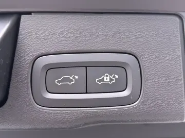 VOLVO XC60 T8 Core Recharge Plug-In Hybrid AWD PDC LED