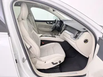 VOLVO XC60 T8 Core Recharge Plug-In Hybrid AWD PDC LED