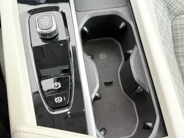 VOLVO XC60 T8 Core Recharge Plug-In Hybrid AWD PDC LED