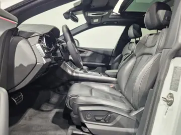 AUDI Q8 55 TFSI e S Line