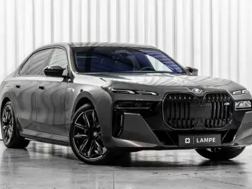 BMW 760 M760e xDrive Executive Lounge Entertainment
