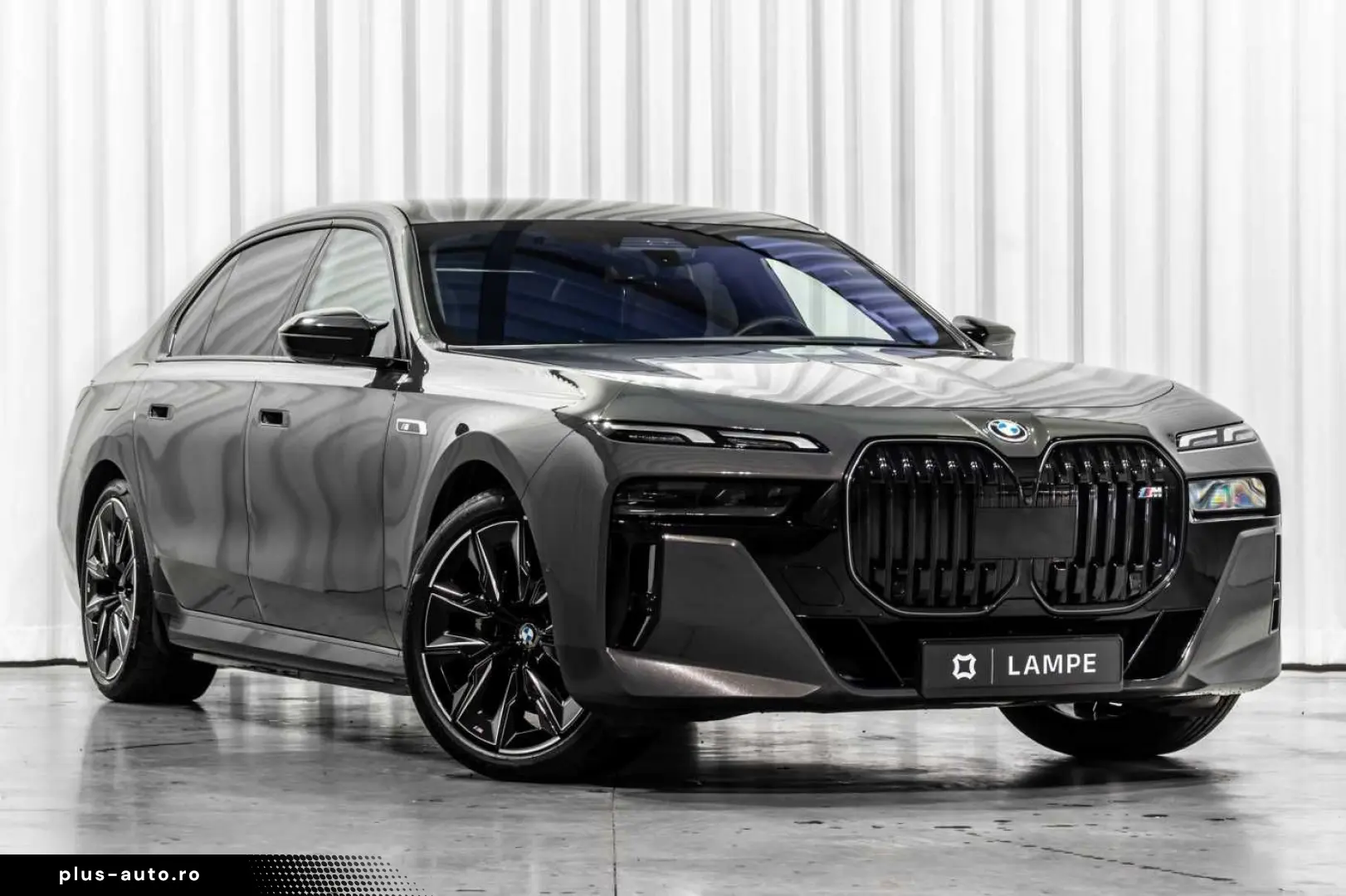BMW 760 M760e xDrive Executive Lounge Entertainment