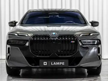 BMW 760 M760e xDrive Executive Lounge Entertainment