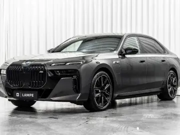 BMW 760 M760e xDrive Executive Lounge Entertainment