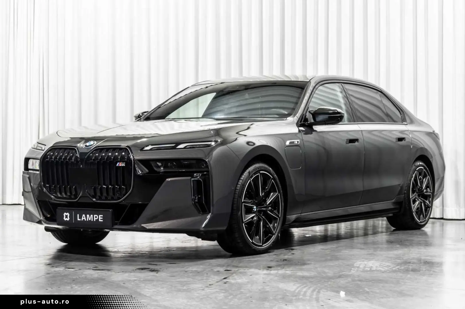 BMW 760 M760e xDrive Executive Lounge Entertainment
