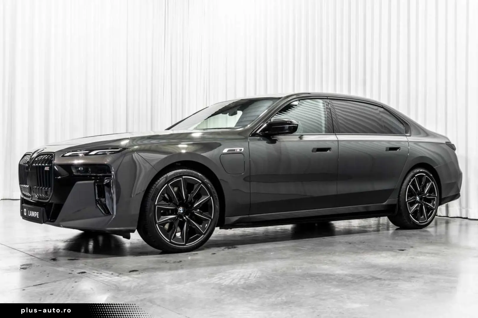 BMW 760 M760e xDrive Executive Lounge Entertainment