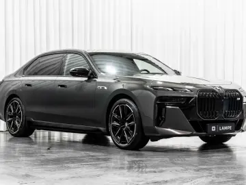 BMW 760 M760e xDrive Executive Lounge Entertainment