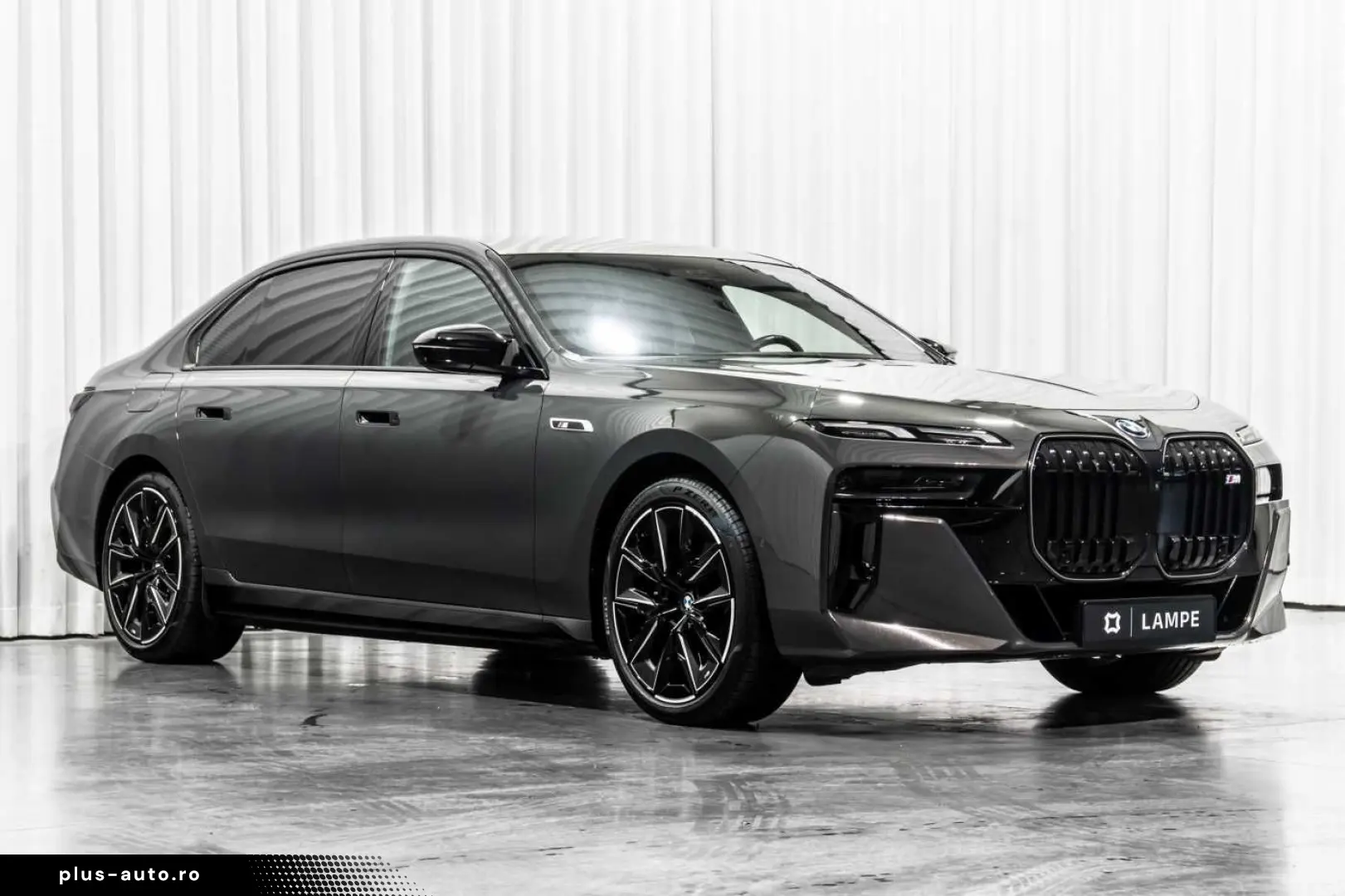 BMW 760 M760e xDrive Executive Lounge Entertainment