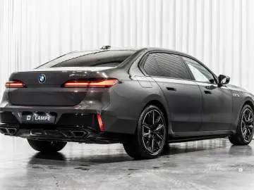 BMW 760 M760e xDrive Executive Lounge Entertainment