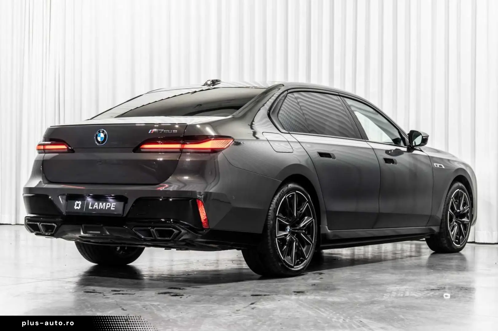BMW 760 M760e xDrive Executive Lounge Entertainment