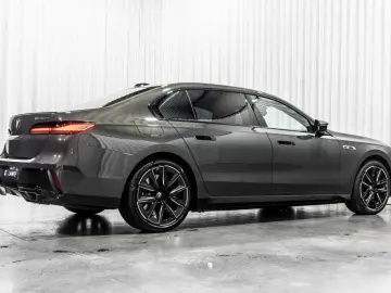 BMW 760 M760e xDrive Executive Lounge Entertainment