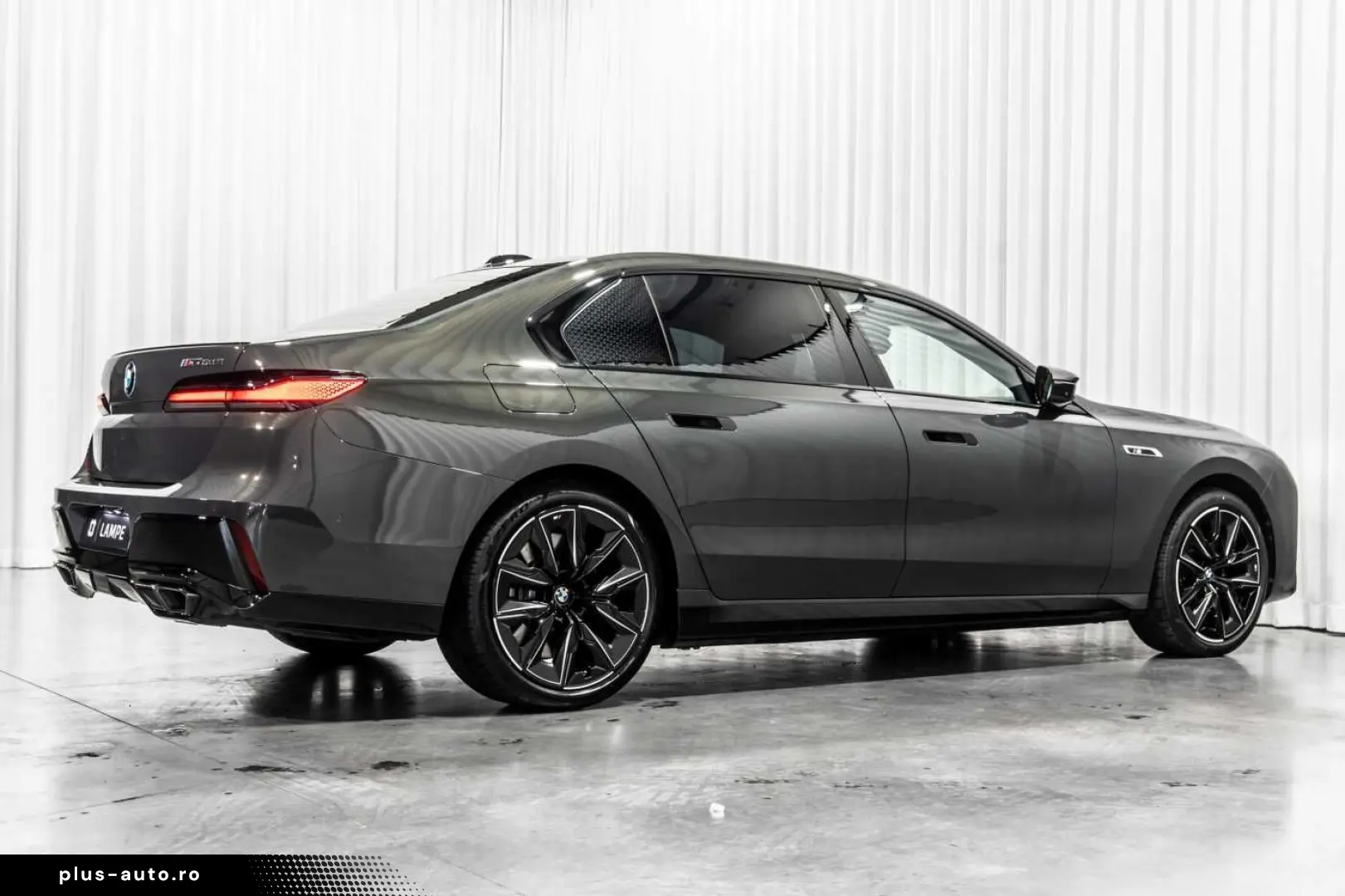BMW 760 M760e xDrive Executive Lounge Entertainment