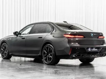BMW 760 M760e xDrive Executive Lounge Entertainment