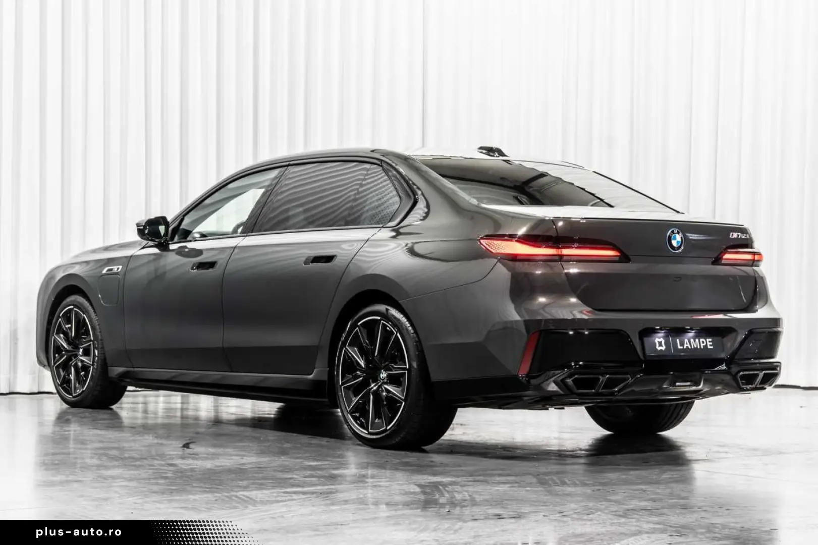 BMW 760 M760e xDrive Executive Lounge Entertainment