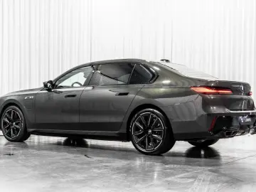 BMW 760 M760e xDrive Executive Lounge Entertainment