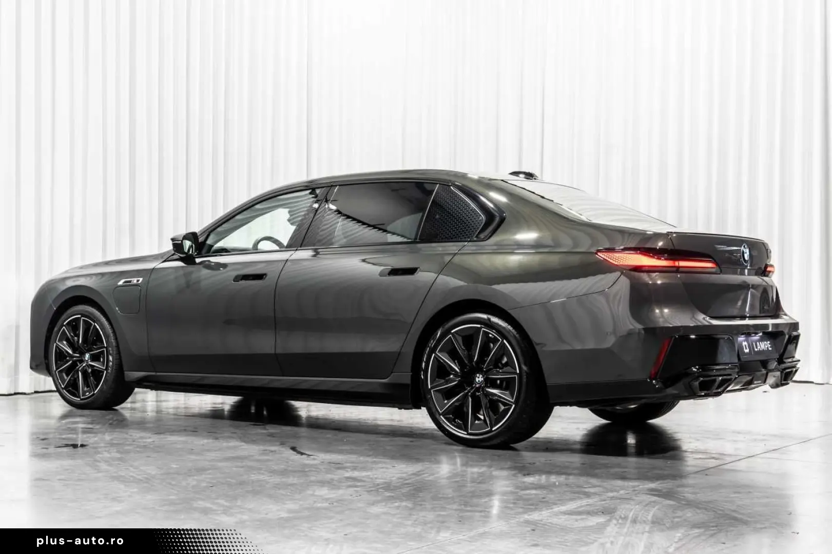 BMW 760 M760e xDrive Executive Lounge Entertainment