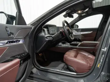 BMW 760 M760e xDrive Executive Lounge Entertainment