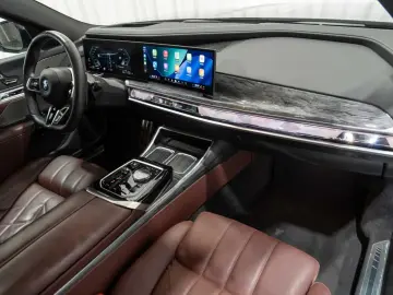 BMW 760 M760e xDrive Executive Lounge Entertainment