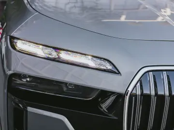 BMW 740d xDrive - oxide grey