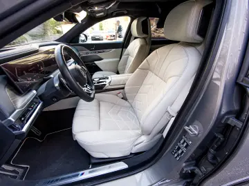 BMW 740d xDrive - oxide grey