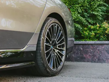 BMW 740d xDrive - oxide grey