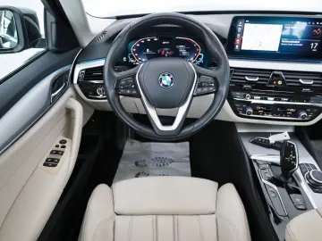 BMW 530e Leder Navi LED SpSi SH Kamera Parkassist.