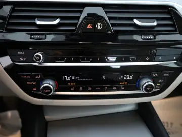 BMW 530e Leder Navi LED SpSi SH Kamera Parkassist.