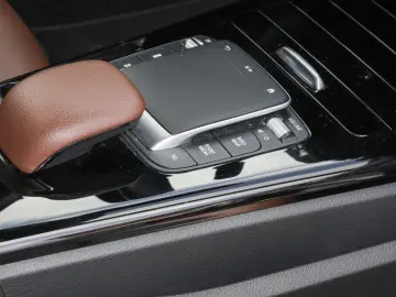 MERCEDES-BENZ CLA 250e AMG-Sport Pano Ambi Memo Cam LED