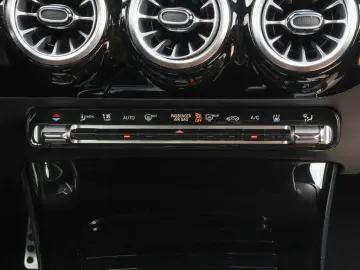 MERCEDES-BENZ CLA 250e AMG-Sport Pano Ambi Memo Cam LED