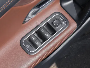MERCEDES-BENZ CLA 250e AMG-Sport Pano Ambi Memo Cam LED