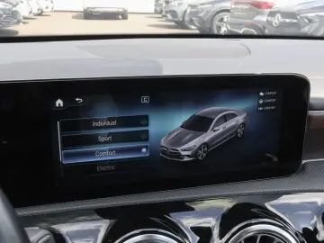 MERCEDES-BENZ CLA 250e AMG-Sport Pano Ambi Memo Cam LED