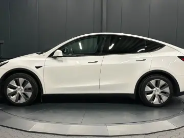 TESLA Model Y RWD  Wärmepumpe