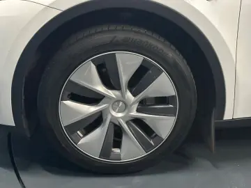 TESLA Model Y RWD  Wärmepumpe