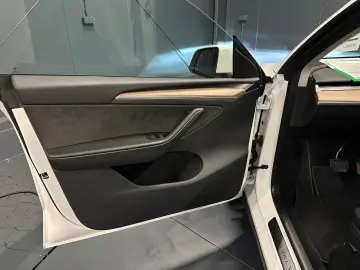 TESLA Model Y RWD  Wärmepumpe