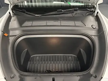 TESLA Model Y RWD  Wärmepumpe