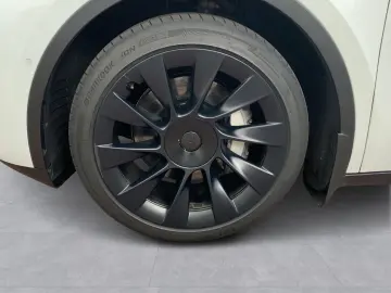 TESLA Model Y Long Range AWD  20