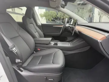 TESLA Model Y Long Range AWD  20