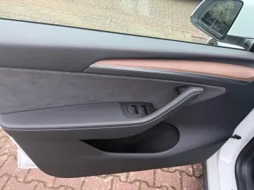 TESLA Model Y Long Range AWD  20
