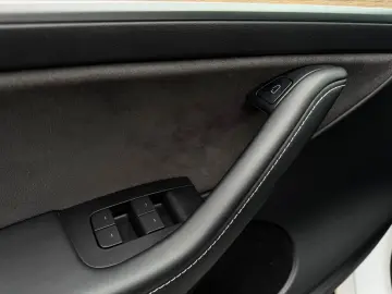 TESLA Model Y Long Range Dual AWD Matrix Wärmepumpe